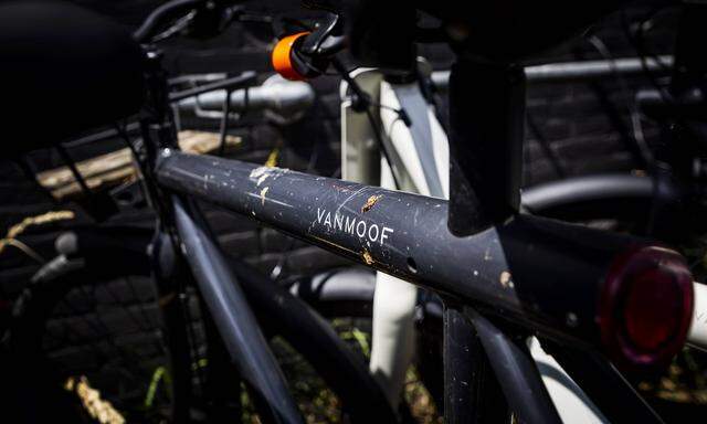 Der niederländische Elektro-Fahrradhersteller VanMoof mit seinen rund 700 Mitarbeitern ist pleite. 