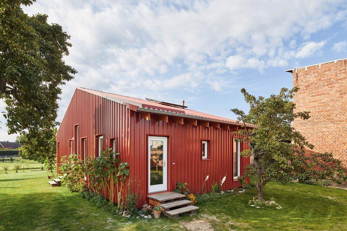 In Norddeutschland steht das von Modersohn &amp; Freiesleben Partnerschaft Architekten mbH aus Berlin errichtete Landhaus. Das Fertigteilhaus wurde mit roten Blech verkleidet.