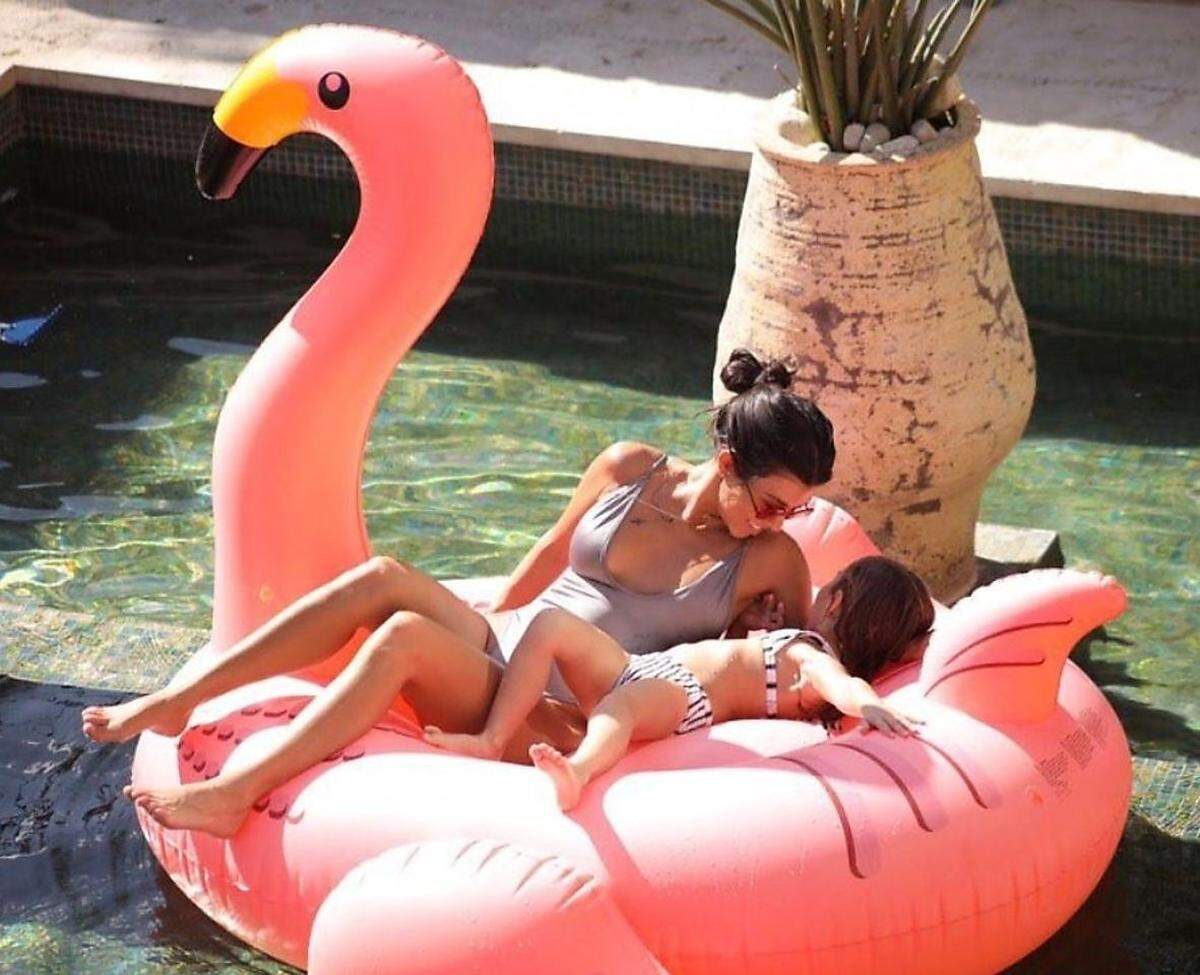 Auch die jüngsten Kardashians sind mit dabei auf den Reisen: In Costa Rica genossen Kourtney Kardashian und Töchterchen Penelope Disick den Pool der Unterkunft.