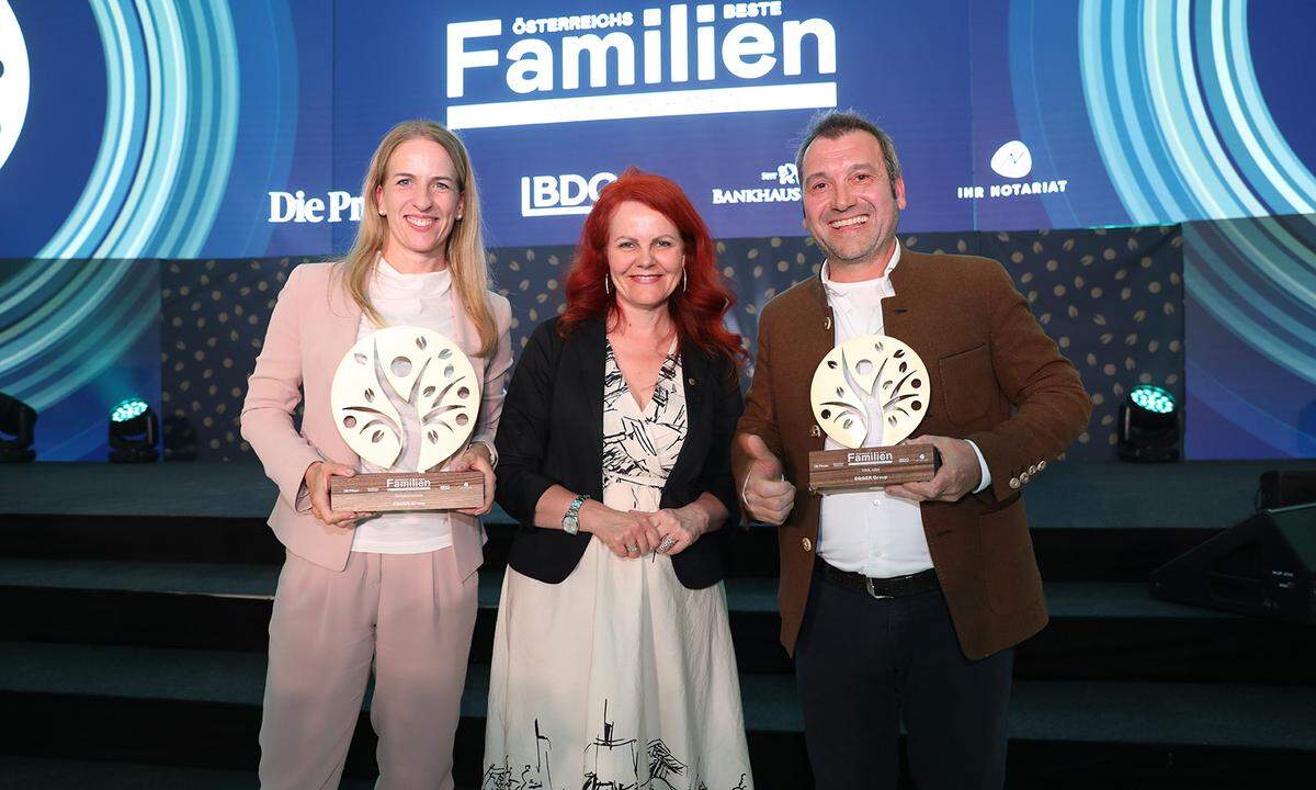 Tirol-Landesrätin Cornelia Hagele (Mitte) mit den Siegern von Egger, Uli Weihs, CEO Egger Building Products und Mitglied der Familie Egger und Petra Reiner, Head of Corporate HR bei Fritz Egger.