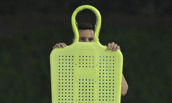 Lionel Messi versteckt sich im Training.
