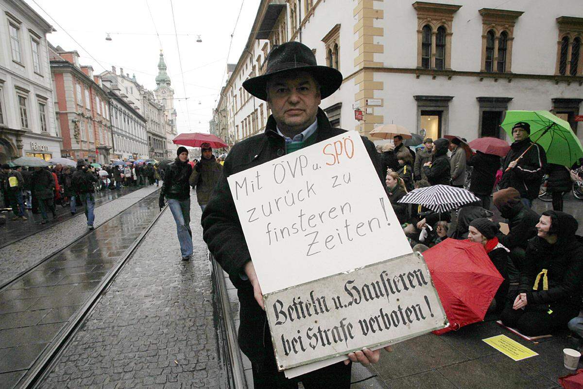 Die Protestler verliehen ihrem Unmut über das geplante Bettelverbot mit Sitzstreiks und Transparenten Ausdruck.