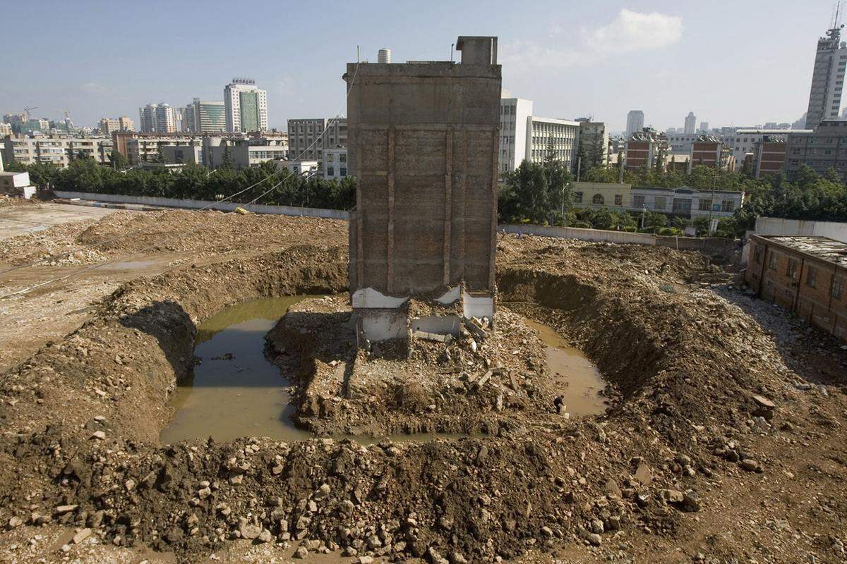 ... die schwierige Versorgung mit Lebensnotwendigem. Um das Haus dieses Bewohners in Kunming wurde eine Baugrube gegraben, außerdem wurden seine Strom- und Wasserversorgung gekappt.