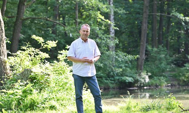 Andreas Januskovecz zeigt, wie man an den Bäumen des Schwarzenbergparks Folgen der Klimaveränderung erkennt.   