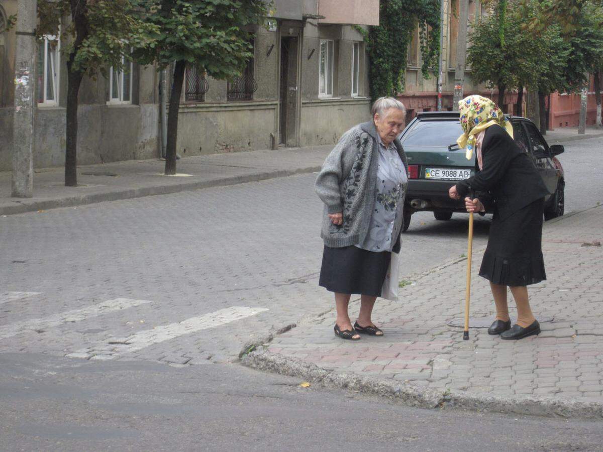 Die Hinterstraßen wirken wiederum wie überall in Osteuropa: Die alten Frauen tragen noch die Kopftücher, die sie in den alten Demokratien bereits abgelegt haben.