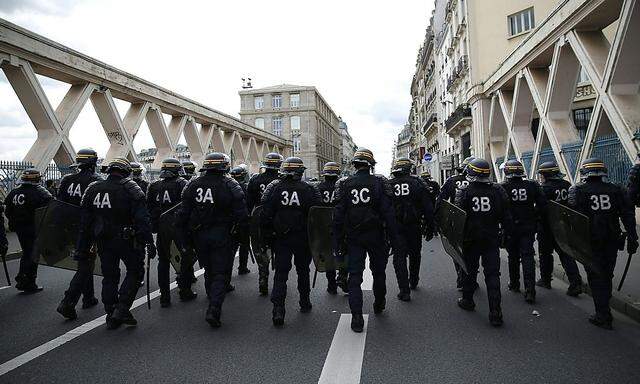 Hohes Polizeiaufgebot in Paris. Demonstranten wollten zum Elysee-Palast marschieren.