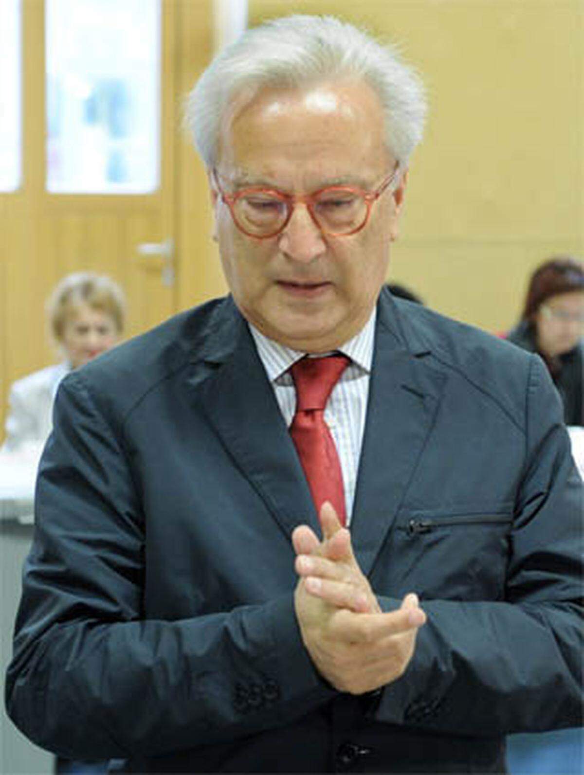 SPÖ-Spitzenkandidat Hannes Swoboda wollte sich auf eine genaue Analyse des Wahlausgangs nicht einlassen. Er erwähnte jedoch die Unterstützung der "Kronen-Zeitung" für Hans-Peter Martin. Die SPÖ müsse aber auch ihr Profil schärfen. Er werde das EU-Mandat trotz der Verluste annehmen. Er wolle aber für seine Nachfolgerin oder Nachfolger bessere Voraussetzungen schaffen. Die Kritik an der FPÖ im Wahlkampf bezeichnete er als "absolut richtig".