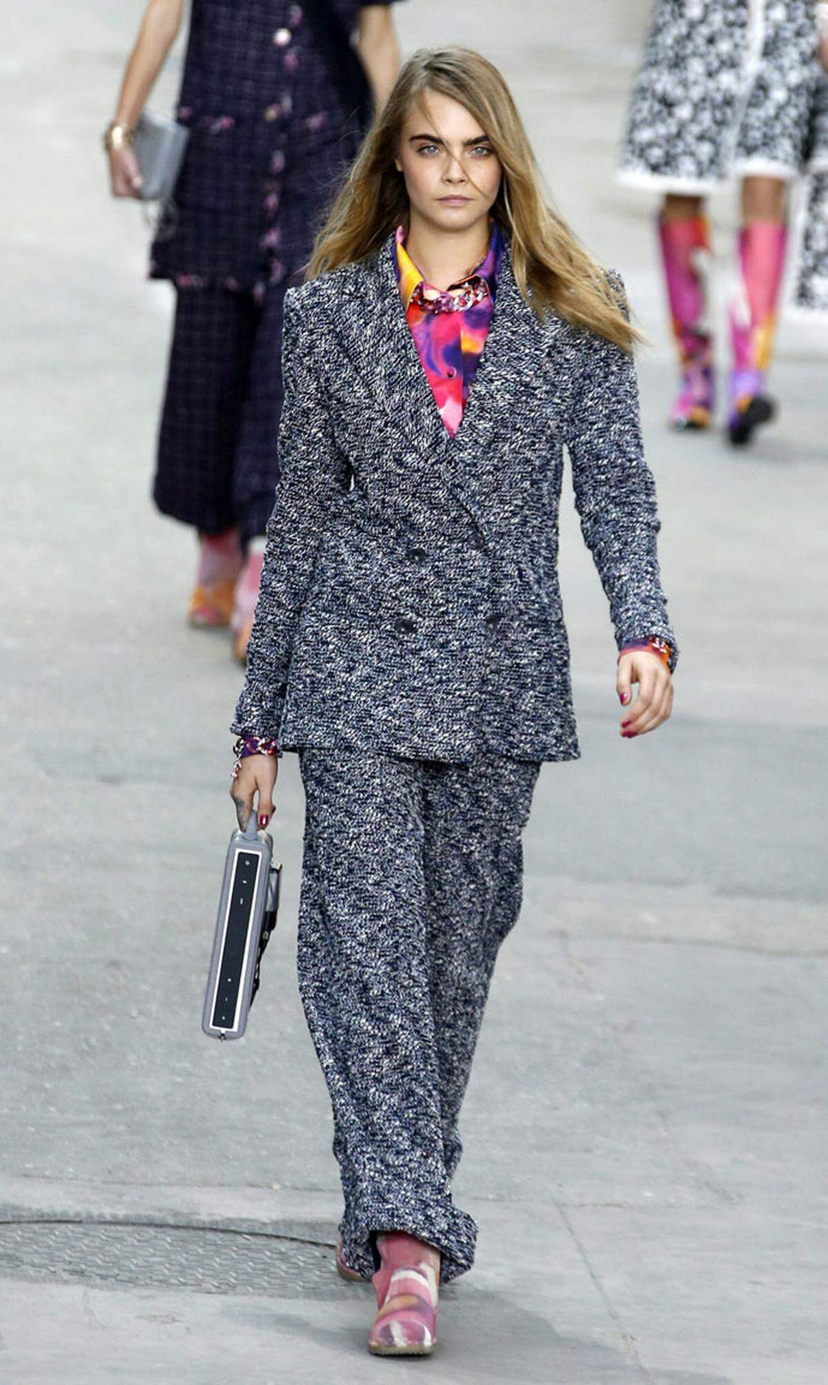 Viele Neuinterpretationen bestehender Chanel-Klassiker, etwa Kreationen aus Tweed, gab es in punkto Kleidung zu sehen.