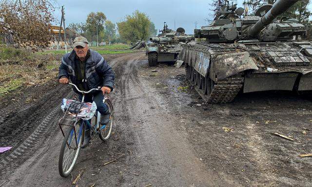 Von den Russen auf dem Rückzug zurückgelassene Kampfpanzer im Dorf Kuriliwka, ostukrainische Region Charkiw.