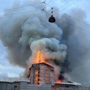 Rauch steigt aus der alten Börse in Kopenhagen auf, auch Flammen sind zu sehen.