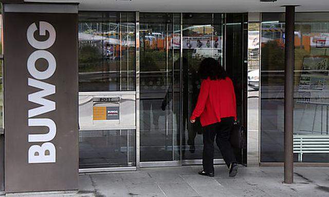 Eine Frau betritt am Dienstag, 6. Okt. 2009 den Buwog-Firmensitz in Wien Hietzing. Der ehemalige Fina