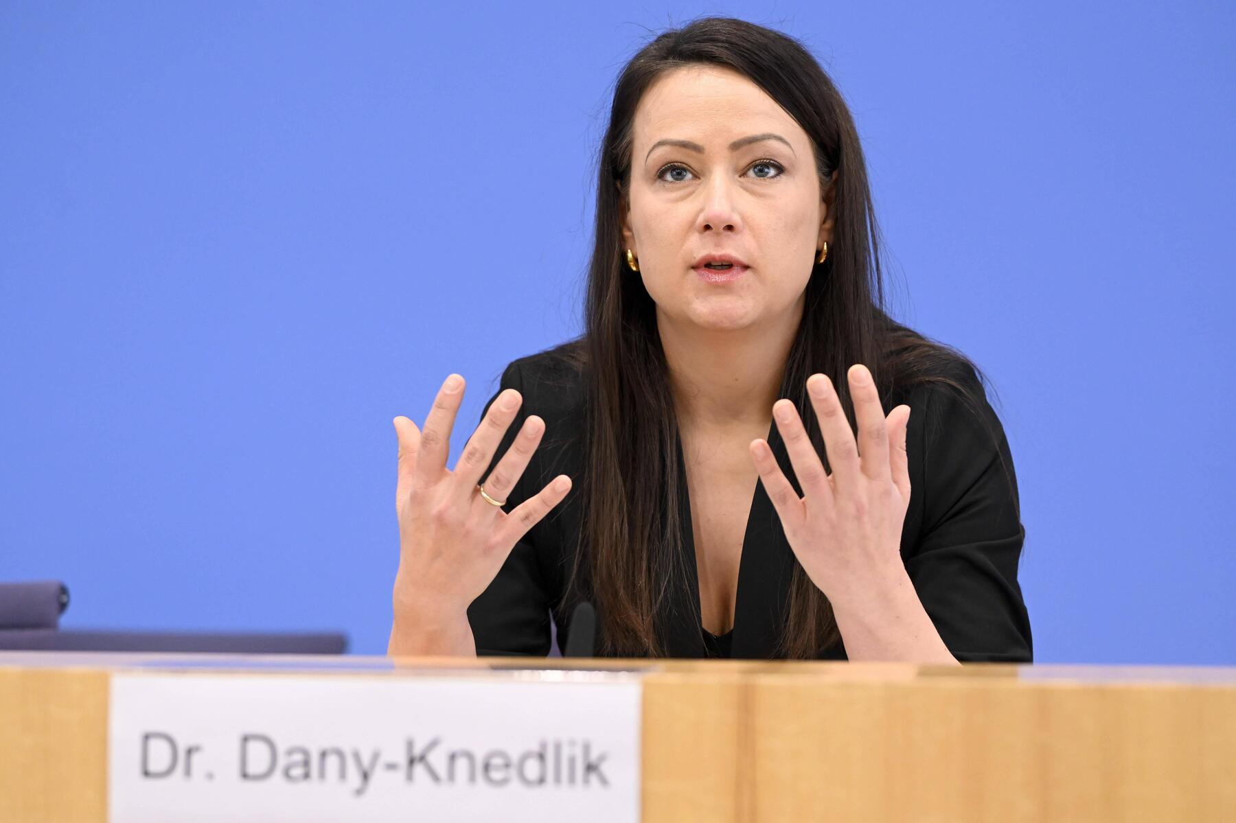 Wachstumsprognose halbiert: Deutschland droht Rezession