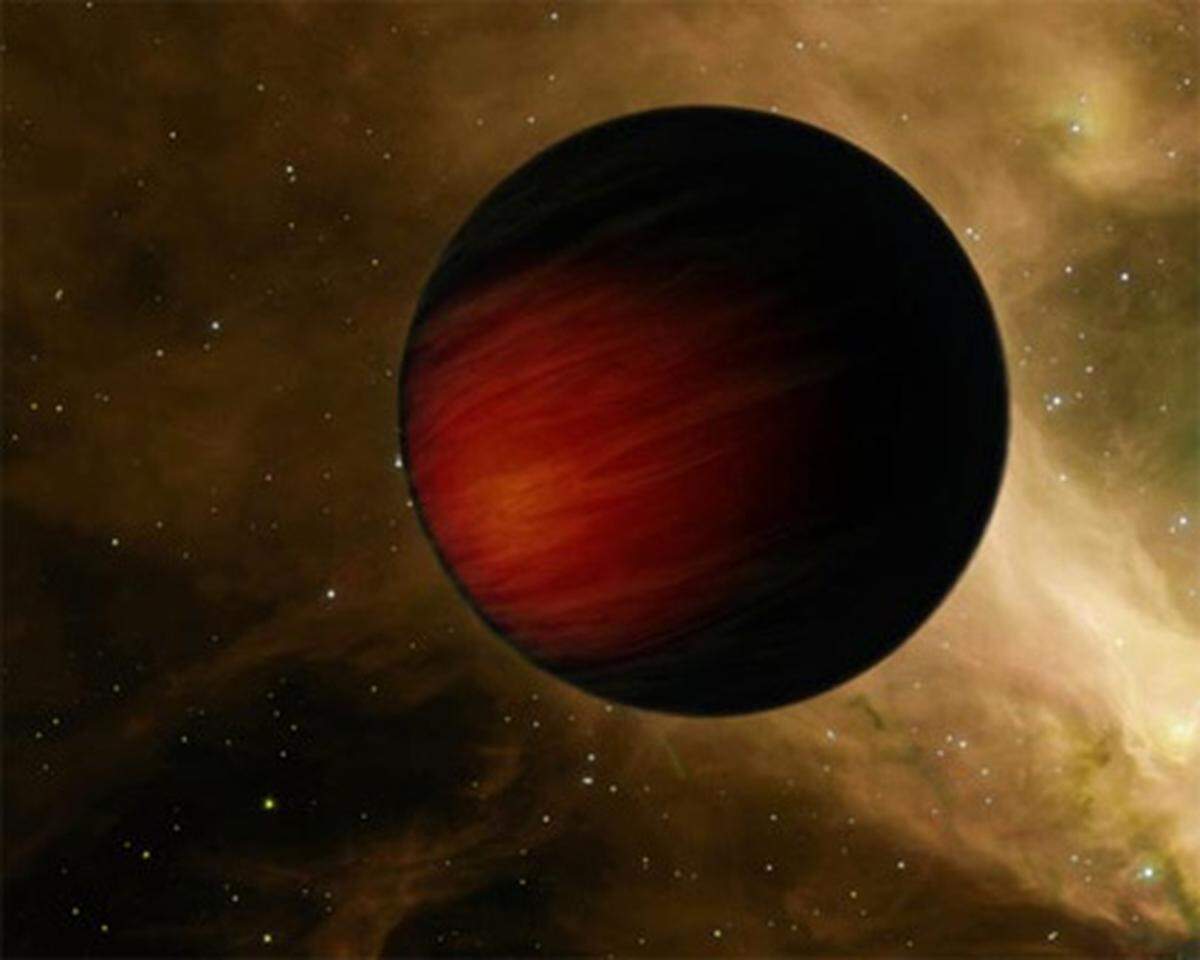 Die Oberfläche dieses heißgekochten Exoplaneten soll dreimal heißer als die Venus sein - mehr als 2000 Grad Celsius. Forscher glauben, dass der Körper dermaßen viel Energie seiner Sonne absorbiert, dass er so gut wie kein Licht reflektiert. Zwar ist er kleiner als der Saturn, dafür wiegt sein Kern das 70- bis 90-fache der Erde.