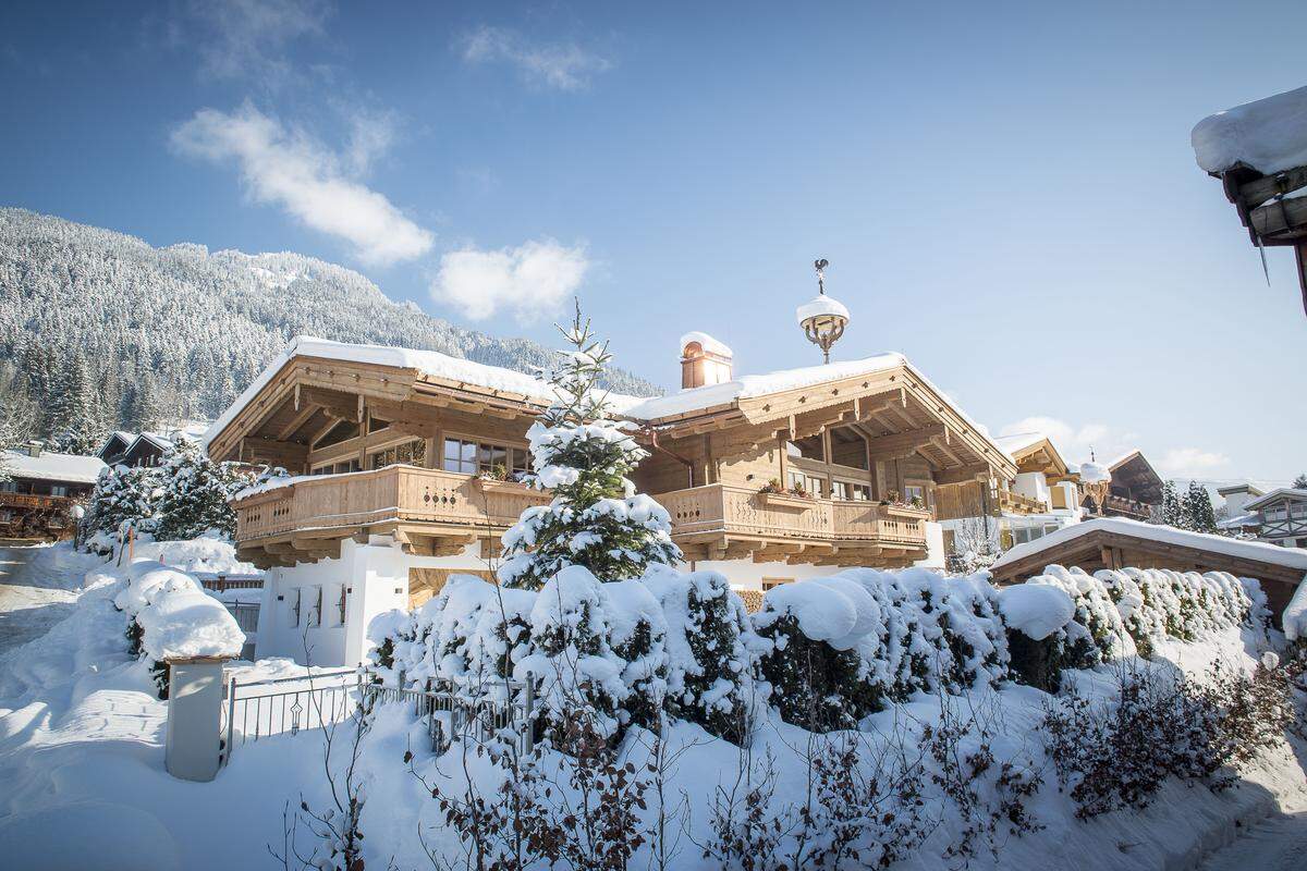 "Und gerade in Kitzbühel mit all den Hanglagen und unterirdischen Quellen braucht es wirklich gute Bauunternehmen, die das auch stemmen können, und da gibt es nicht so viele." Weshalb sich inzwischen mehr und mehr Bauherren auch in der Umgebung umschauen und beispielsweise Handwerksbetriebe aus dem Pinzgau beauftragen, was durchaus für ein wenig frischen Wind in der Stadt sorgen könnte.