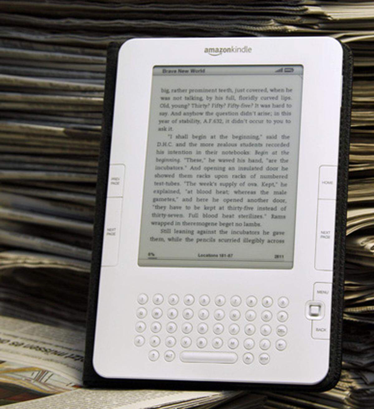 Amazons internationale Kindle-Version wirkt wie ein Versuchsballon. Die Grundfunktionen klappen, der Webbrowser aber auch der Stromstecker wurden vernachlässigt. Sehr komfortabel ist der integrierte Download-Shop, allerdings lohnt er sich derzeit nur für Fans englischsprachiger Literatur. Dass Kindle PDF- und EPUB-Dateien nicht beherrscht ist ein großes Minus. Dafür ist das Display wirklich erstklassig. Früher war Amazon allein auf dem Markt. Aufgrund der gestiegenen Konkurrenz sollte man sich derzeit alle Modelle genau ansehen, bevor man sich entscheidet.