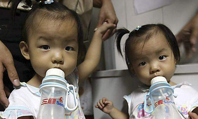 Zwei Mädchen warten darauf, auf Nierensteine geprüft zu werden.
