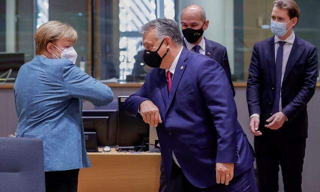 Viktor Orbán wehrt sich gegen das EU-Budget, das unter der deutschen Ratspräsidentschaft ausverhandelt worden ist. Hier ein Archivbild vom 1. Oktober mit der deutschen Kanzlerin Angela Merkel.