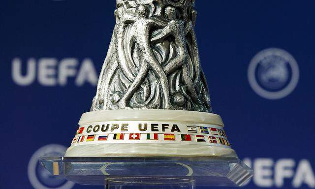Sockel des Europa-League-Pokals