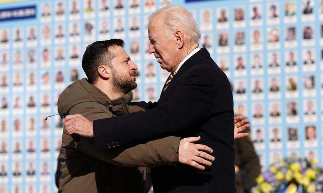 Symbolträchtige Umarmung. Das ukrainische Staatsoberhaupt Selenskij und US-Präsident Biden vor den Fotos gefallener Soldaten in Kiew. 