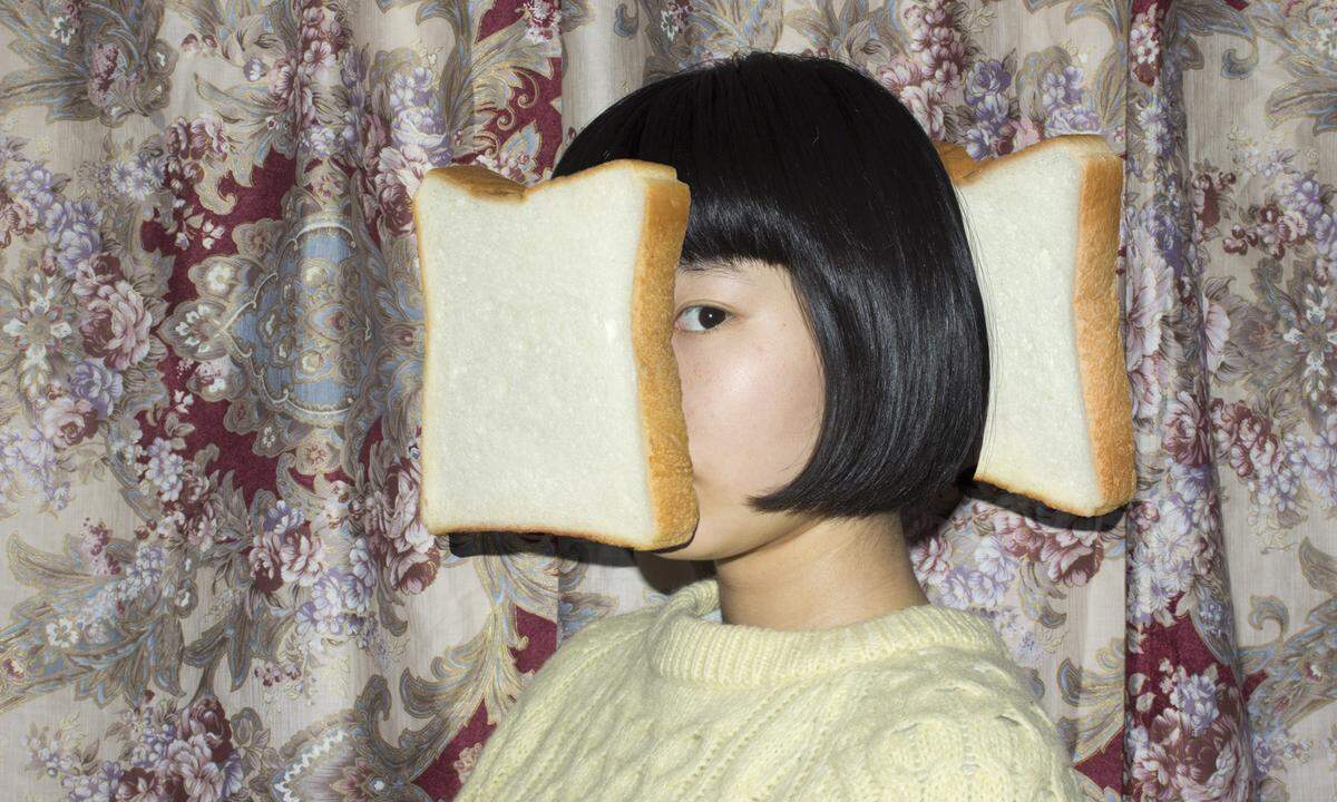 Die japanische Fotografin lichtet meist sich selbst mit Lebensmitteln ab. Selfies und Essen nutzt sie jedoch nicht – wie online oft üblich – zur „authentischen“ Selbstinszenierung: In der von ihr geschaffenen Kunstwelt gelten Naturgesetze nicht und wirkt Nahrung organischer als der menschliche Körper. Miyazaki ist seit 2012 durch die Veröffentlichung ihrer Fotos  auf einer Blogging­Plattform bekannt.