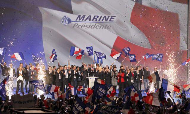 Marine Le Pens Anhänger jubeln der Parteichefin zu. Die TV-Debatte heute wird zur ersten Nagelprobe. 