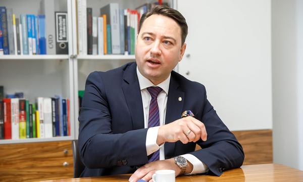 Haimbuchner findet, man müsse Kroatien eigentlich "einen Ordner verleihen", sollten sie tatsächlich illegale Migranten zurückdrängen. Er spricht sich für das Zurückdrängen an den EU-Außengrenzen aus.