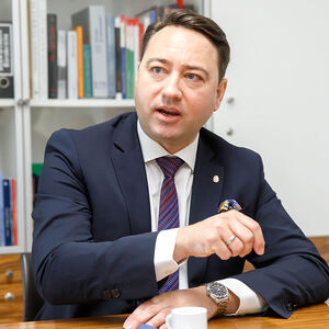 Haimbuchner findet, man müsse Kroatien eigentlich "einen Ordner verleihen", sollten sie tatsächlich illegale Migranten zurückdrängen. Er spricht sich für das Zurückdrängen an den EU-Außengrenzen aus.