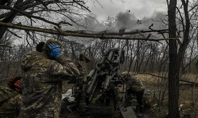 Ukrainische Soldaten beschießen russischen Stellungen. Mit 155 Millimeter-Geschützen können auch US-Granaten abgefeuert werden, die zahlreiche kleine Sprengkörper freisetzen (Archivbild, aufgenommen im März bei Bachmut).