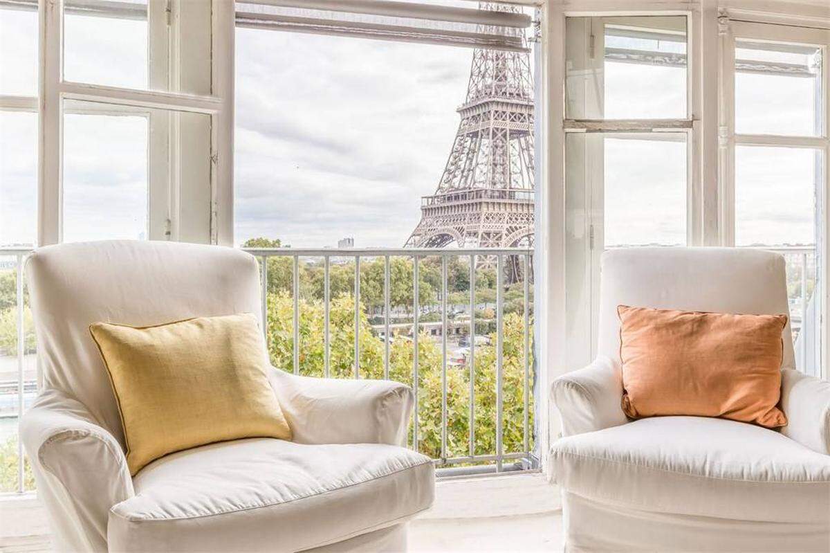 Wieder in "good old Europe" gelandet, kann so gleich dieses Traum-Apartment mit Blick auf den Eiffelturm begutachtet werden.