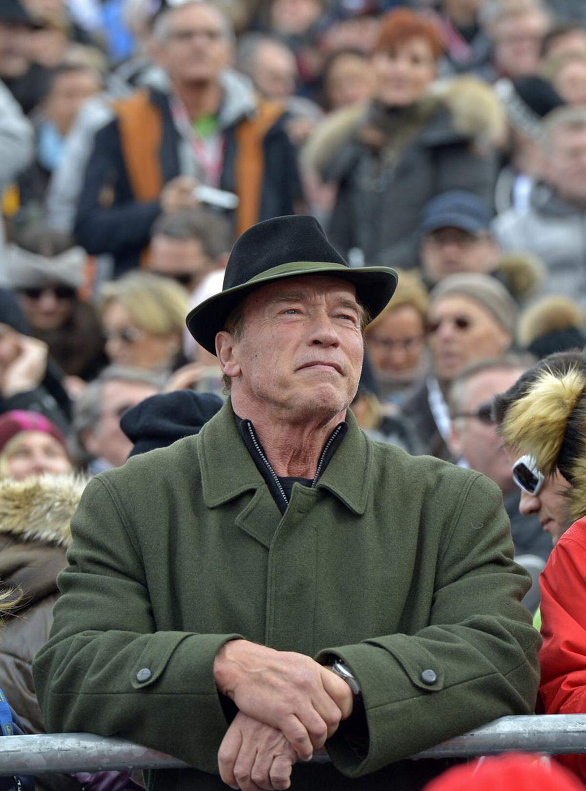 Es folgen weitere Bild der Hahnenkammrennen, hier beobachtet Arnold Schwarzenegger die ersten Fahrer. 