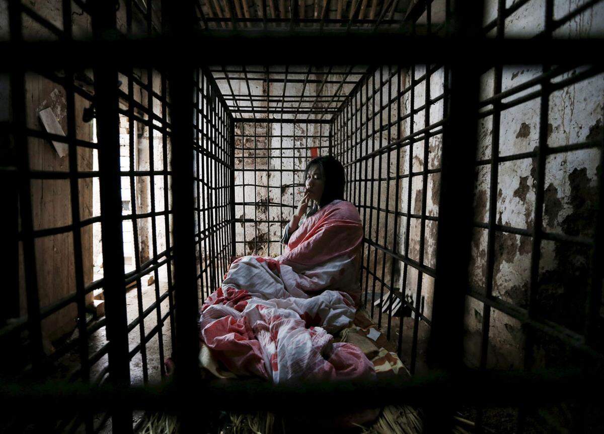In China und Indonesien werden psychisch Kranke teilweise in Hock- und Stehzellen untergebracht. Human Rights Watch berichtet aber auch immer wieder von schweren Misshandlungen geistig Kranker in US-Gefängnissen. 