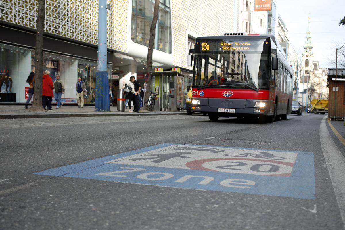 Im Lauf des Jahres 2015 soll dann die zweite Begegnungszone ab Kirchengasse stadteinwärts fertig umgestaltet werden.