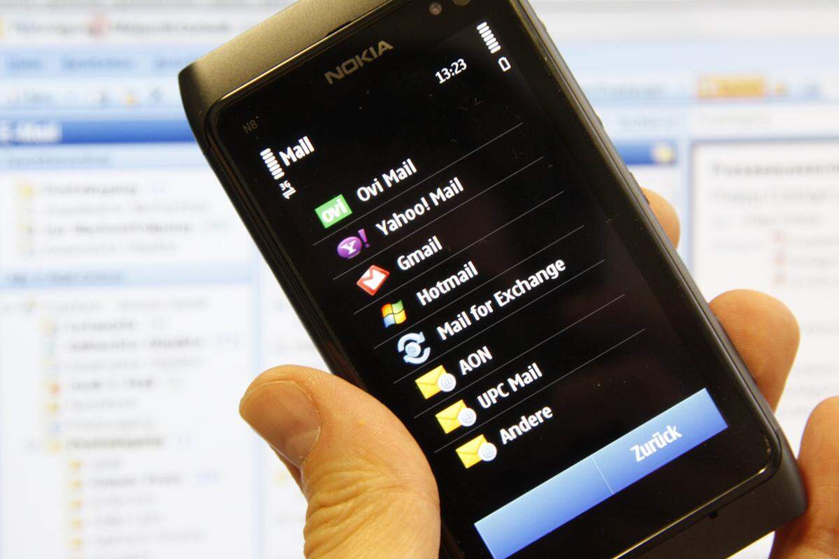 Kein modernes Smartphone ohne E-Mail. Die erweiterte Mail-Anwendung bietet Unterstützung für zahlreiche Formate, das N8 erkennt sogar anhand der Lokalität, welche Anbieter (etwa UPC) sich anbieten würden. Allerdings dauerte es zwei Tage, bis diese Ansicht überhaupt zur Verfügung stand. Zu Beginn des Tests war die Liste nahezu leer.
