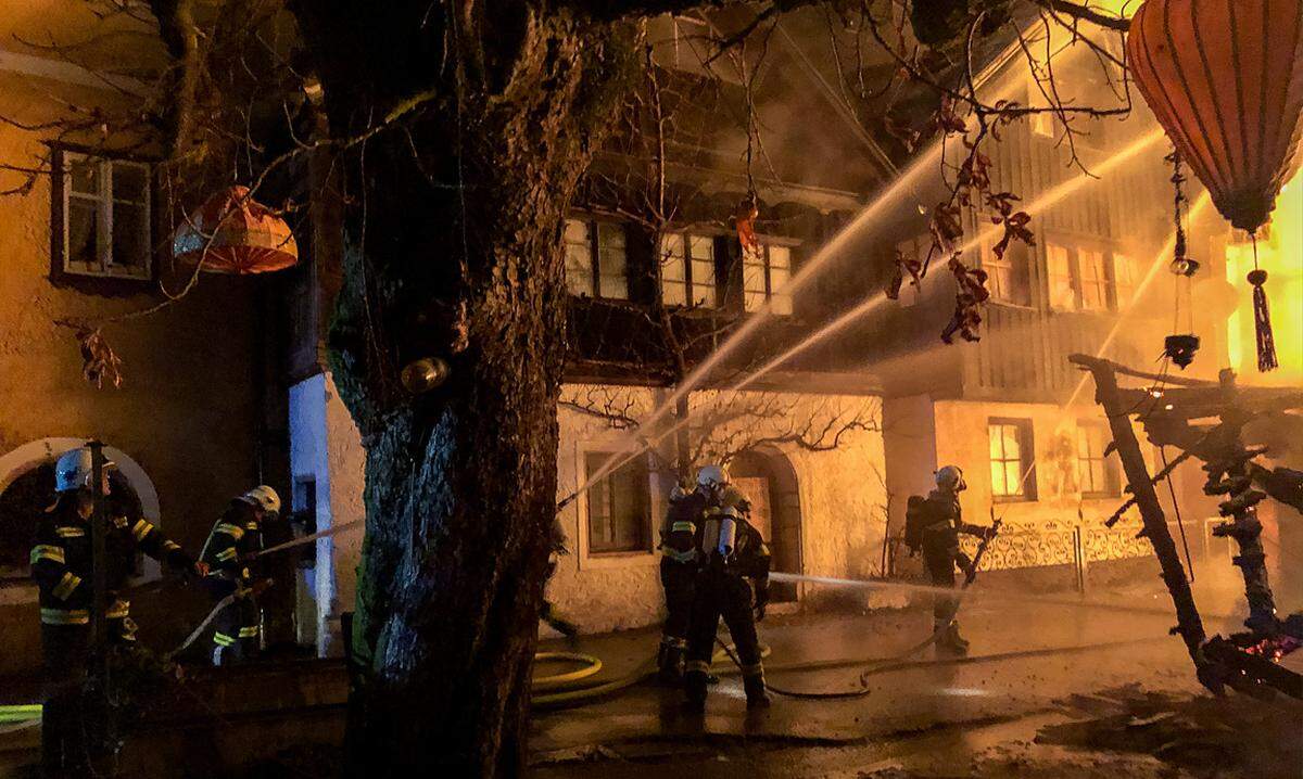 Das Feuer soll von der Holzhütte auf eine weitere Hütte und schließlich auch auf zwei Wohnhäuser auf der gegenüberliegenden Straßenseite der Seestraße übergegriffen haben. Die Nachbarn entdeckten den Brand und alarmierten sofort die Feuerwehr. Die beiden Holzhütten brannten komplett nieder.