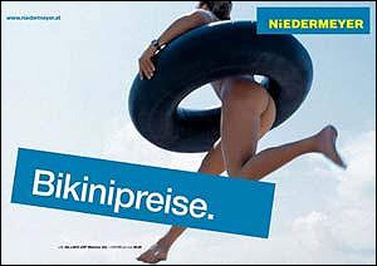 Wo ist hier der Bikini, fragten sich viele, die diese Anzeige von Niedermeyer gesehen hatten - und legten Beschwerde ein. Für den ÖWR stellt das Plakat die Botschaft dar, dass man in dieser Zeit besonders gut einkaufen kann. Man sah daher keinen Grund für ein weiteres Einschreiten.