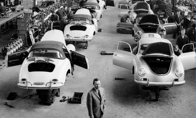 1958, zehn Jahre nach der Unternehmensgründung: Ferry Porsche in der Montagehalle im Werk Stuttgart-Zuffenhausen. Gefertigt wird die Typenreihe 356.