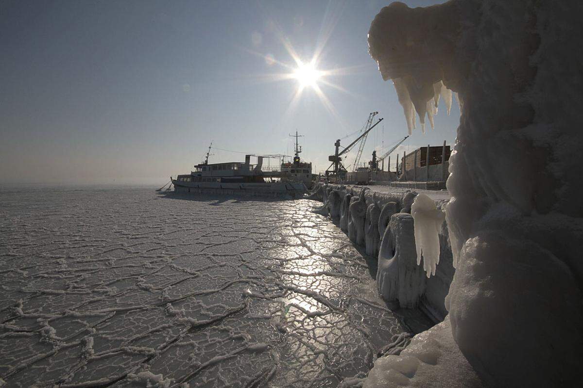 Die extreme Kälte in Europa kostet immer mehr Menschen das Leben. Die Temperaturen sinken auf bis zu minus 30 Grad Celsius, Dutzende Personen sind bereits erfroren.Ein Blick auf das Schwarze Meer.