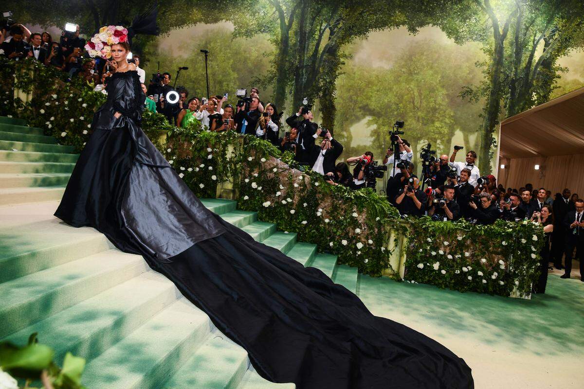 Und noch einmal hoch die Treppe: Zendaya in einem Givenchy-Kleid und mit Blumenstrauß am Kopf. 