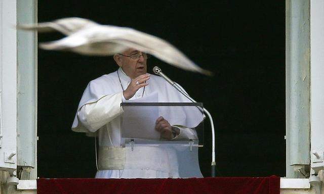 Papst Franziskus spricht zu den Gläubigen auf dem Petersplatz