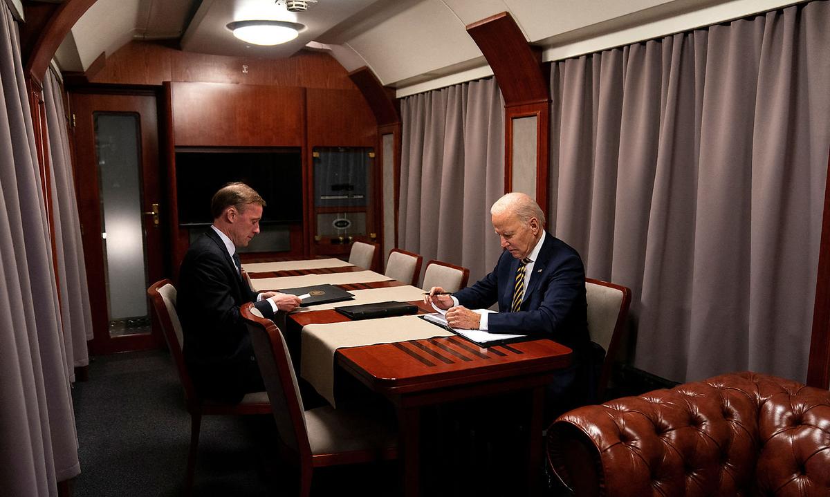 Joe Biden und sein Sicherheitsberater Jake Sullivan im Zug nach Kiew.