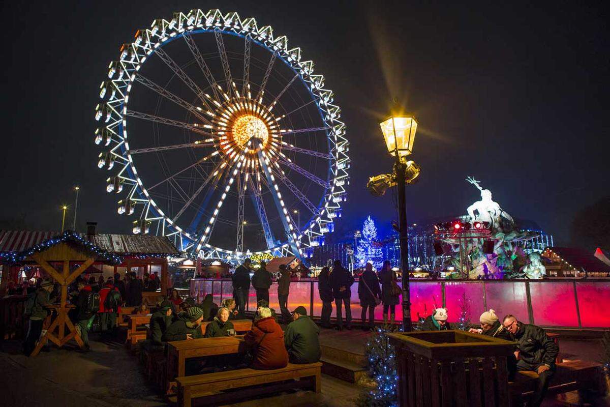  Berliner Weihnachten sind einfach ehrlicher   Wer über die Weihnachtsmärkte in Wien die saisongerecht verschnupfte Nase rümpft, also der kennt Berlin nicht. Die deutsche Hauptstadt ist dabei nämlich viel ehrlicher: Sie verzichtet auf das ganze verlogene Adventambiente, um den Genuss alkoholischer Heißgetränke ästhetisch zu rechtfertigen. Die Geschmacklosigkeit kommt hier einfach und ungeschminkt daher, etwa als Rummelplatz und Hüttengaudi. Von der Achterbahn schallt und kracht es, schön laut, „Leise rieselt der Schnee“. Dazu röhrt ein Kunst-Elch Kalauer. Und selbst der Berliner Bettler verkleidet sich als Weihnachtsmann. Dass es zuweilen aber auch zauberhaft zugehen kann, verdankt Berlin dem Schlendrian der Kommune und der Trägheit der hiesigen Hausmeister. Anders als anderswo wird hier nämlich nicht Schnee geräumt. So verwandelt schon ein moderater Schneefall die urbane Szenerie in ein ländliches Idyll und die Straße wird zur Piste. Alles stapft und schlingert durch eine von der Natur vorübergehend zurückeroberte Stadt. Keuchende Eltern ziehen dann jauchzende Kinder auf dem Schlitten in die Kita (Kindertagesstätte). Das hat, wer will es leugnen, schon seinen Reiz – auch unbetäubt von Glühweinschwaden.  Von Karl Gaulhofer (Berlin) 