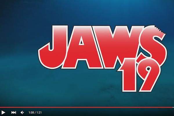 Kinofilme in 3D hingegen sind längst Realität. Im Film "Zurück in die Zukunft" kommt Marty McFly in den "Genuss" einer 3D-Werbung für den "Jaws"-Film (auf deutsch: "Der weiße Hai"). Den gibt es zwar nicht. Universal Pictures hat aber einen eigenen Trailer für "Jaws 19" produziert.  