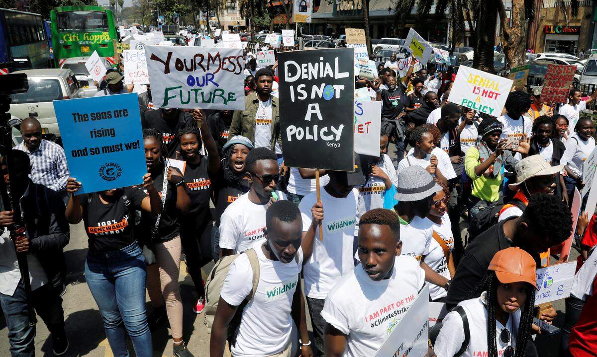 Auf dem afrikanischen Kontinent schlossen sich Aktivisten in Kenias Hauptstadt Nairobi dem Klimastreik an. In Uganda versammelten sich hunderte Schulkinder am Stadtrand von Kampala, um von der Regierung mehr Engagement im Klimaschutz zu fordern.