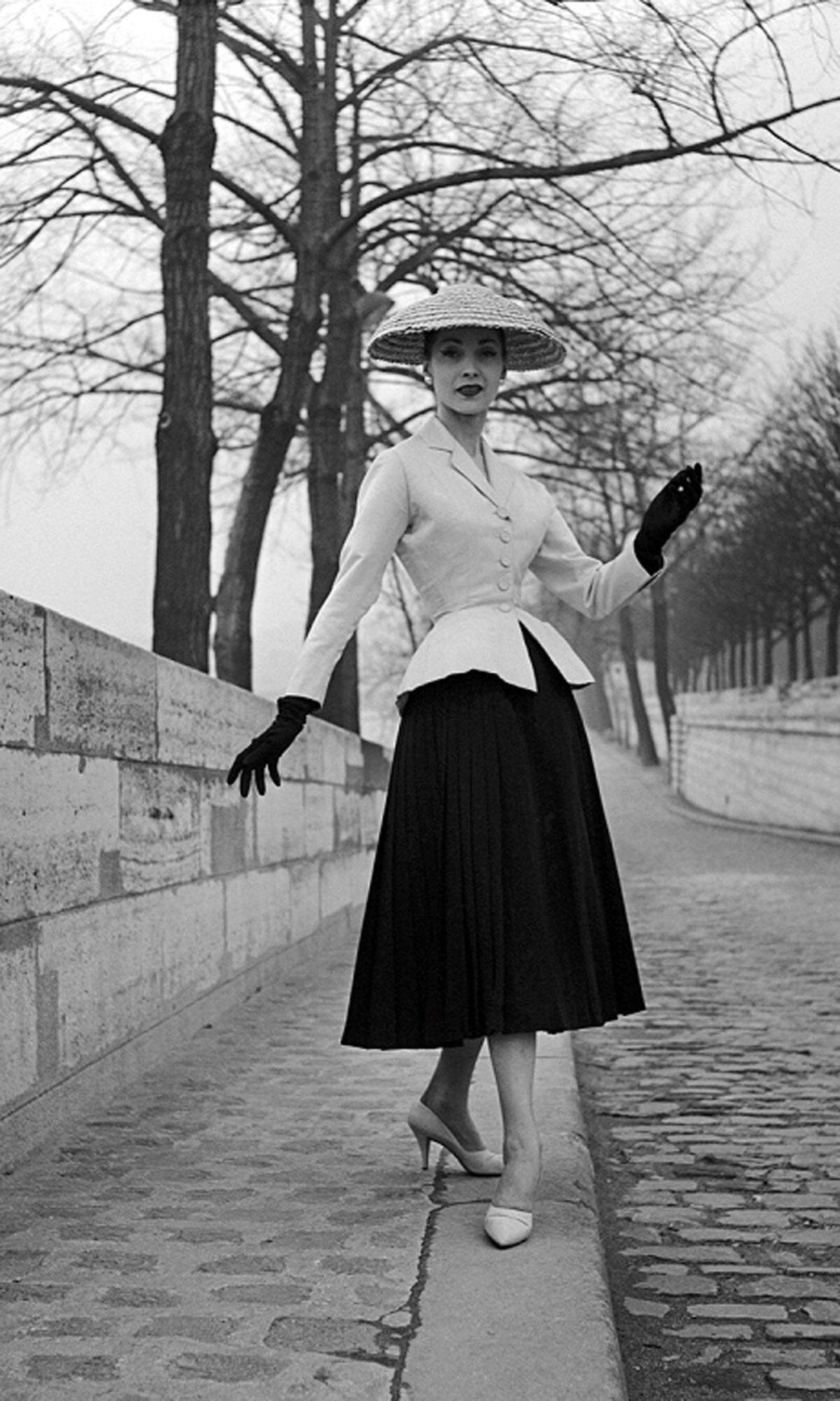 Historisch wertvoll. Die Silhouette der taillierten, an der Hüfte leicht ausgestellten „veste Bar“ ist charakteristisch für den von Christian Dior 1947 geschaffenen New Look. Damit läutete der Couturier die Renaissance der Pariser Mode ein und verschaffte sich einen Platz in der Modehistorie. Seine Nachfolger, auch Maria Grazia Chiuri, haben die Jacke immer wieder zitiert und neu interpretiert. Heute ist sie zudem Kernstück der zeitlosen und saisonal unabhängigen Kollektion „30 Montaigne“.