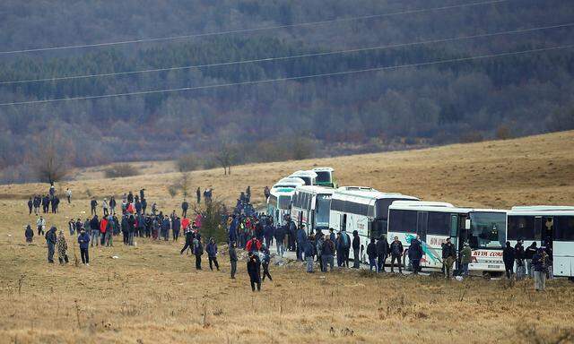 Busse sollten die Flüchtlinge und Migranten aus Lipa in eine Kaserne bringen.