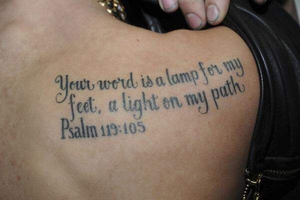 Ein Psalm beschützt seine Schulter: "Dein Wort ist meines Fußes Leuchte und ein Licht auf meinem Weg".