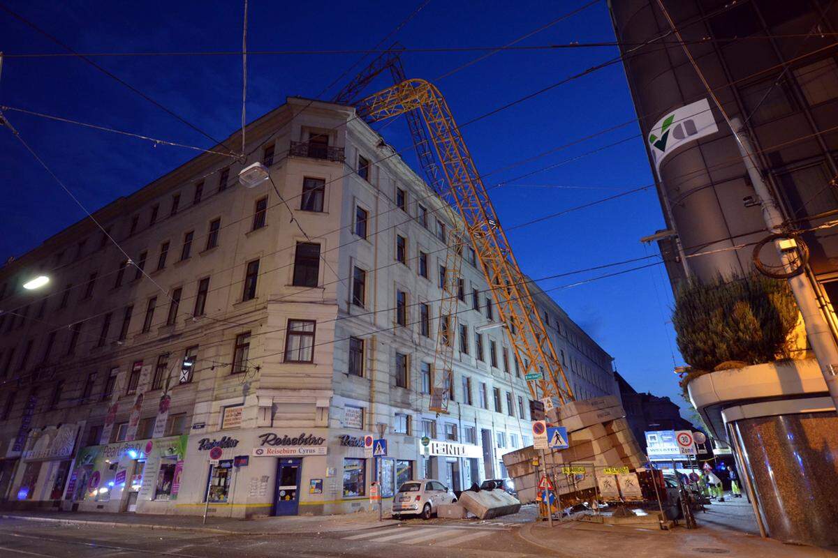 In Wien-Josefstadt ist in der Nacht auf Samstag ein Baukran in ein Wohnhaus gekracht.