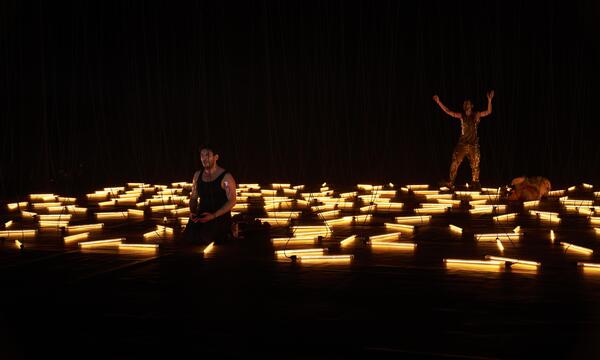 Schön schlicht dekorierte Bühne: Mehmet Ateşçi und Alexander Angeletta in „Akins Traum“. 