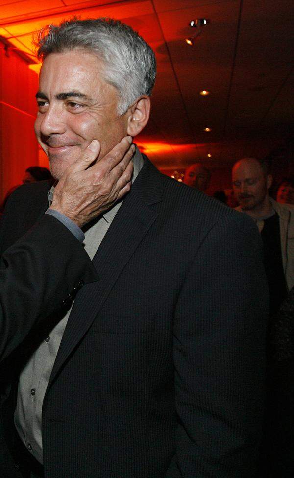 Schauspieler Adam Arkin erinnert mit seinen grauen Haaren ganz stark an ...