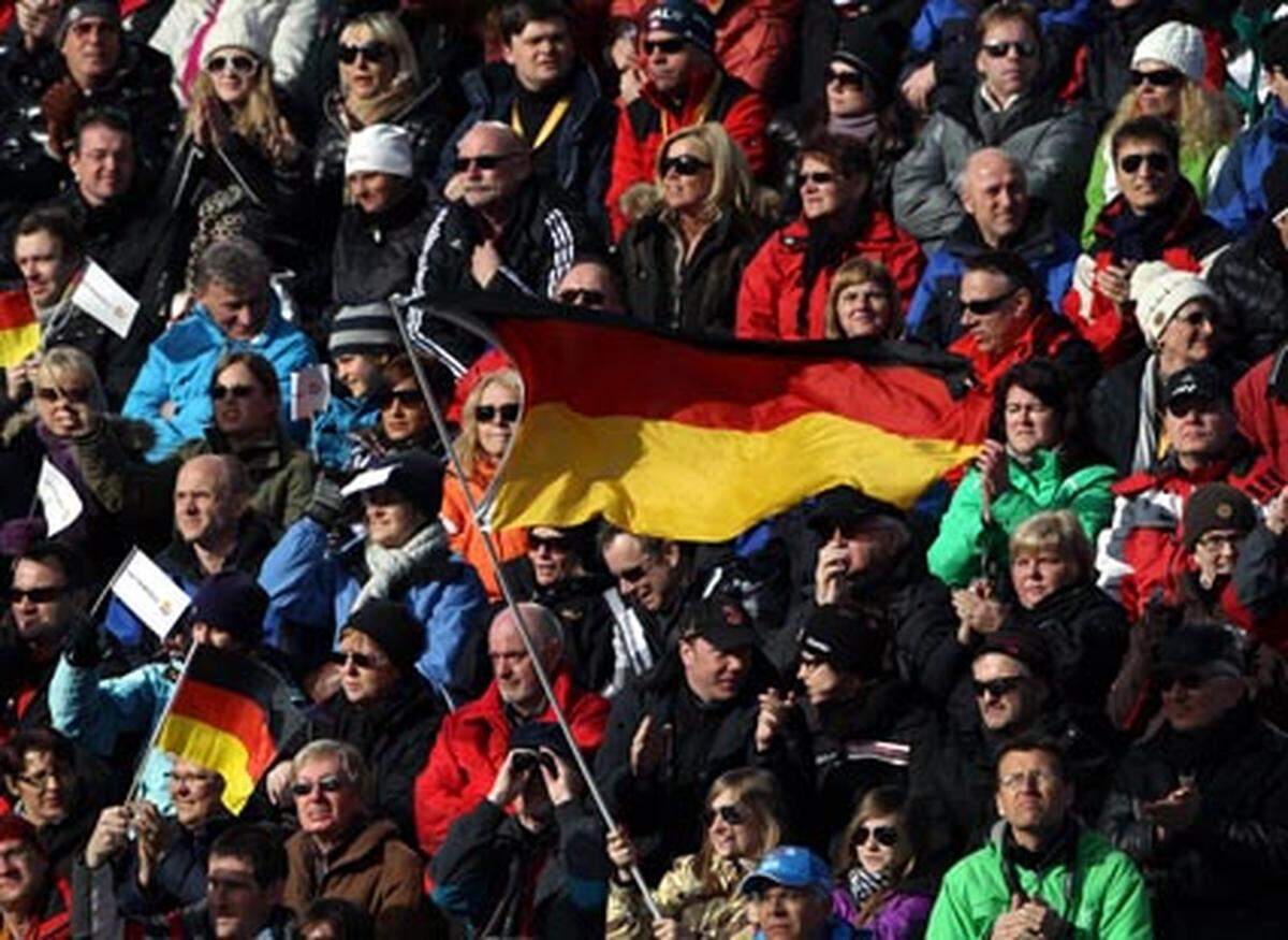 Den Pisten auf der Kandahar und dem Guiberg setzte das Warmwetter zu. Bei den WM-Zuschauern sorgten die teilweise zweistelligen Plusgrade inklusive Sonne aber für richtig gute Laune und verwandelte den WM-Ort in "Garmisch-Partykirchen". Beim Damen-Slalom am Samstag war es noch einmal richtig schön, am Schlusstag zeigte sich die Sonne dann nicht mehr.